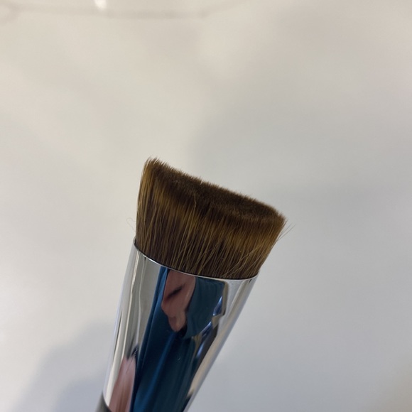 Younique Contour Brush - Picture 3 of 5